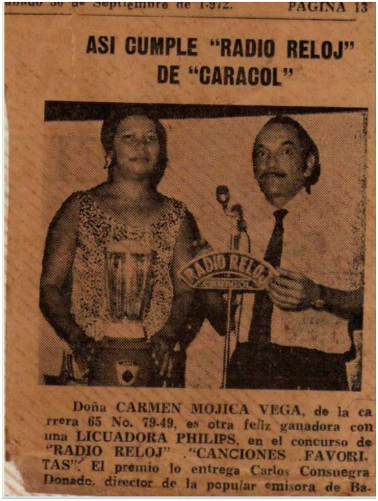 Carlos Consuegra entrega un premio.