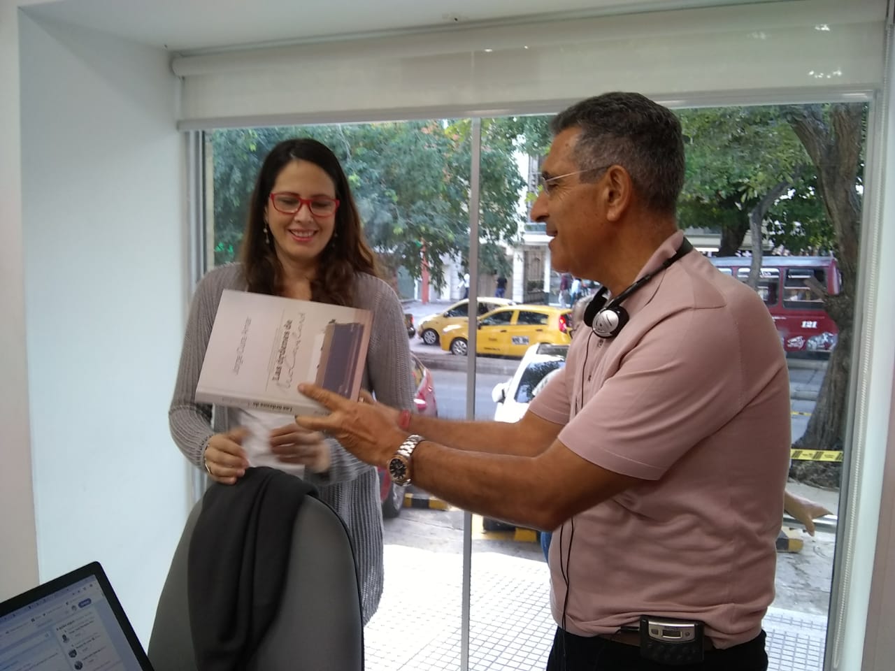Ana Milena Londoño, Viuda de Ernesto McCausland recibiendo el libro.