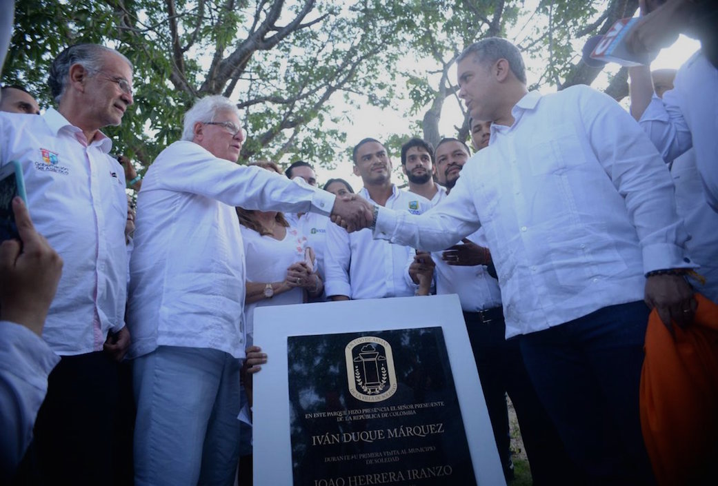 El Presidente Iván Duque con el Alcalde Joao Herrera y el Gobernador Eduardo Verano De la Rosa, en el parque Divino Niño.