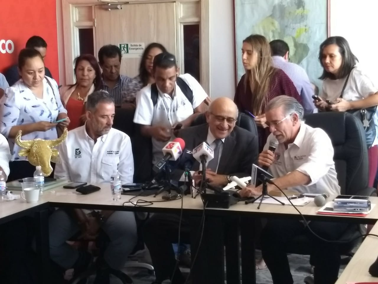 Presidente de Avianca,Germán Efromovich, con el Gobernador Verano y el Secretario de Cultura Juan José Jaramillo.