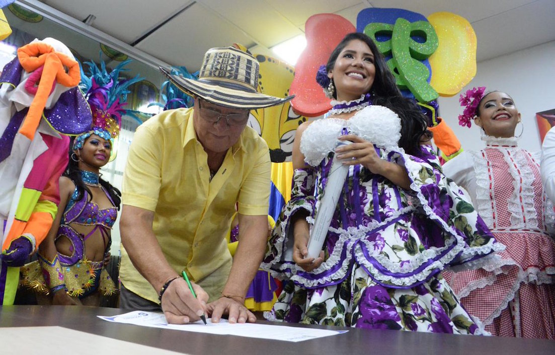 El Alcalde Joao Herrera firmando el Decreto.