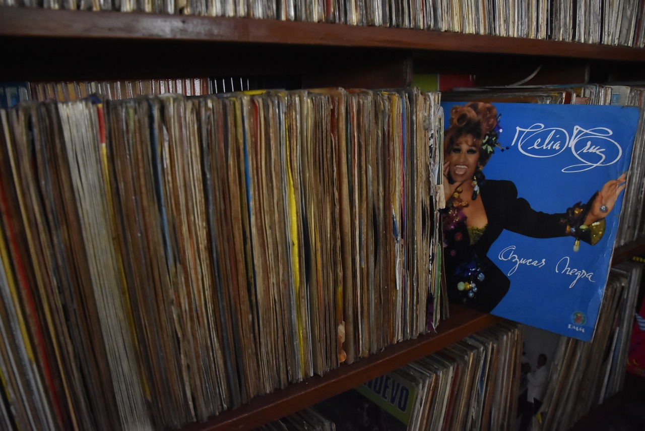 Los LP (Long Play) del estadero Donde Argel. En la imagen se observa uno de Celia Cruz. 