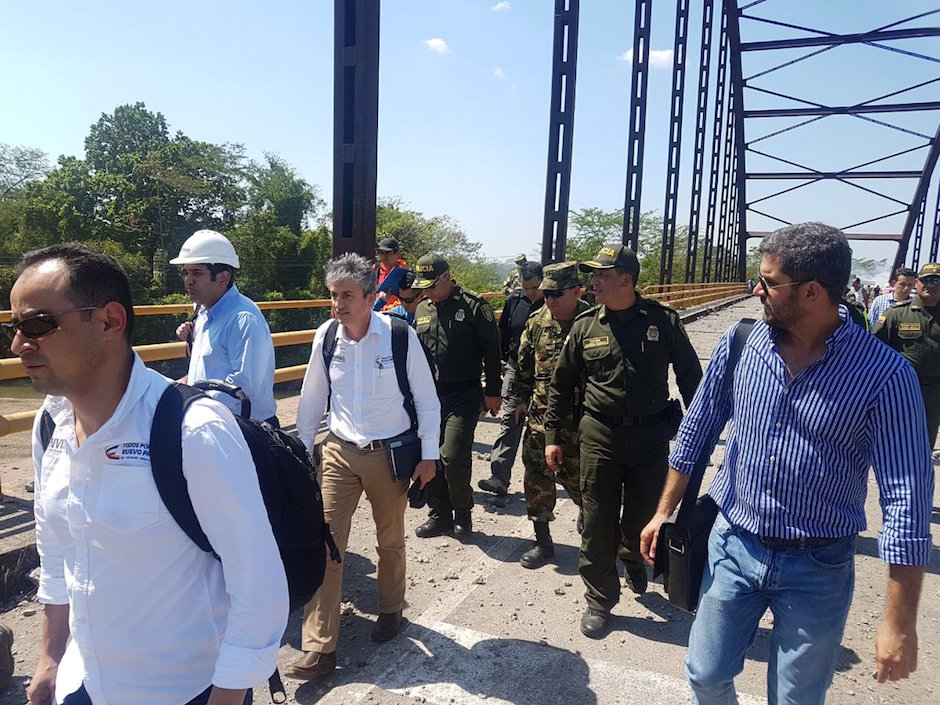 El Director del Invías Carlos García inspeccionando el puente dinamitado por el ELN.
