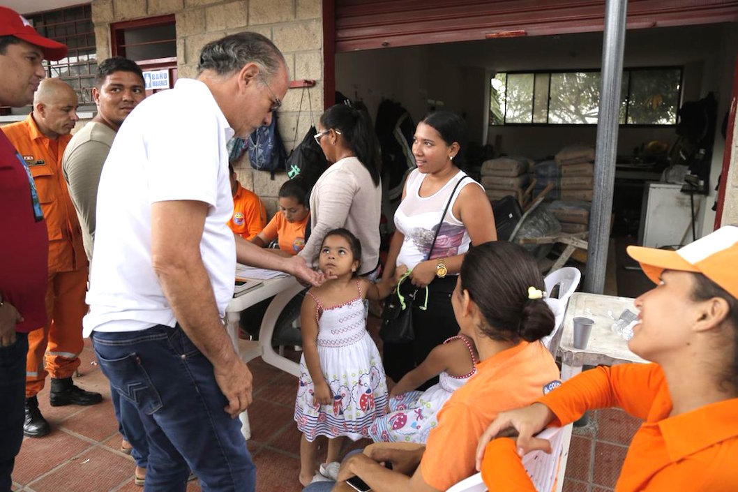 El Gobernador Eduardo Verano De la Rosa, con familias afectadas.