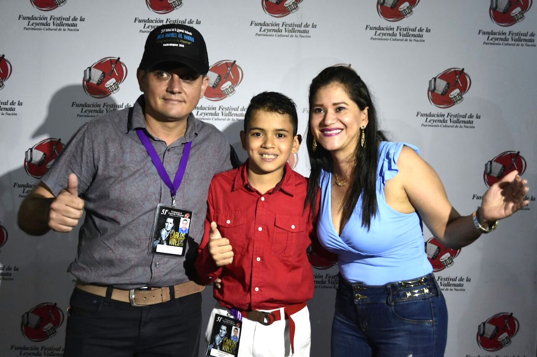 Julio Andrés con sus padres.