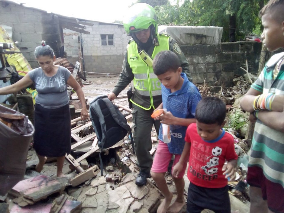 La Policía Nacional apoyando a los afectados en Soledad.