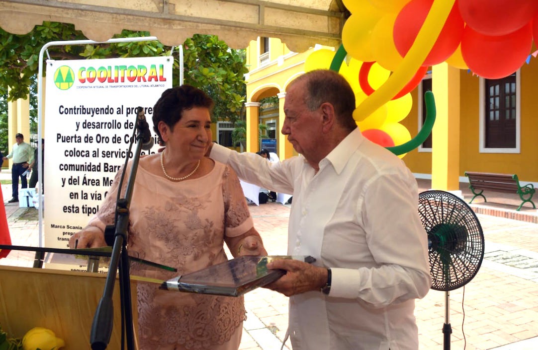 El Gerente Nelson Robayo recibiendo una placa de reconocimiento por parte de Ana Cabrera.