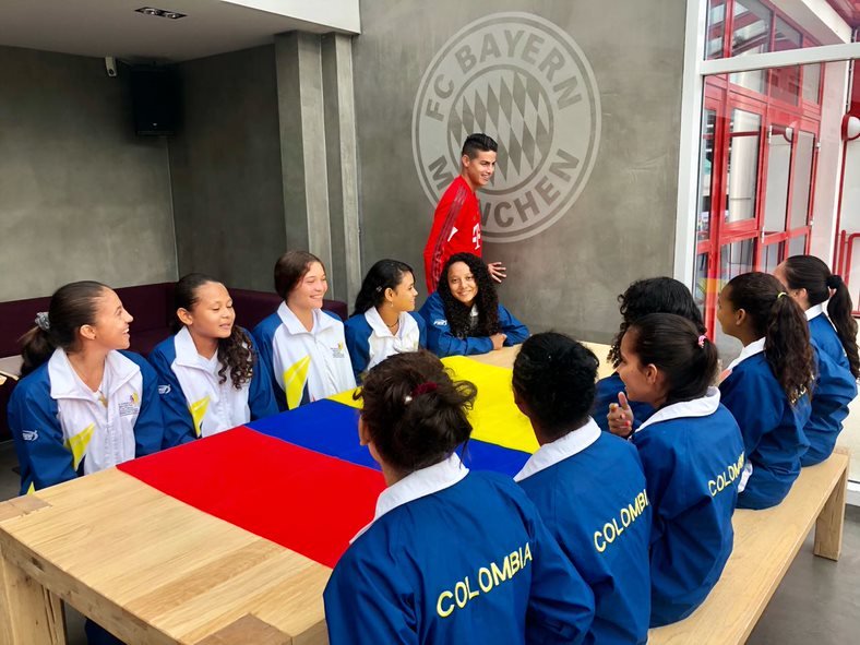 James compartiendo con las 11 niñas en la sede del Bayern. 