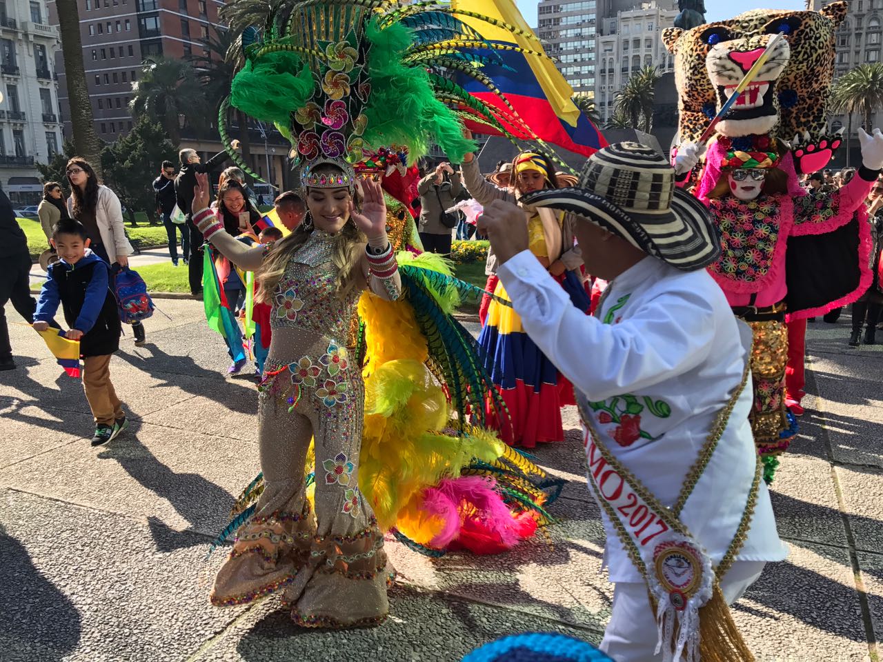 La reina del Carnaval Valeria Abuchaibe bailó por las calles de Montevideo junto al Rey Momo, Germán Álvarez.
