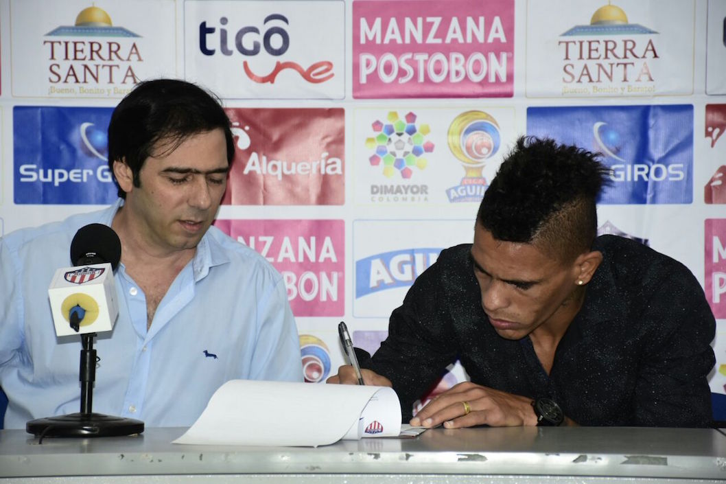 En la previa del lanzamiento, Jonatan Alvez firmando el contrato con el presidente del club, Antonio Char.