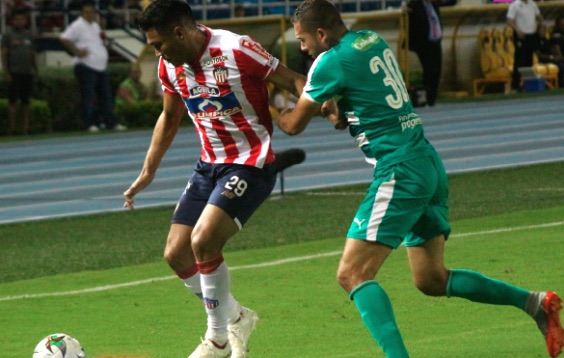 Teófilo Gutiérrez disputando el balón con Jeider Riquett.