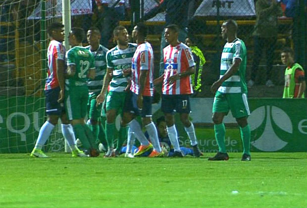 Jugadores de Junior y La Equidad forcejeando al final del partido.