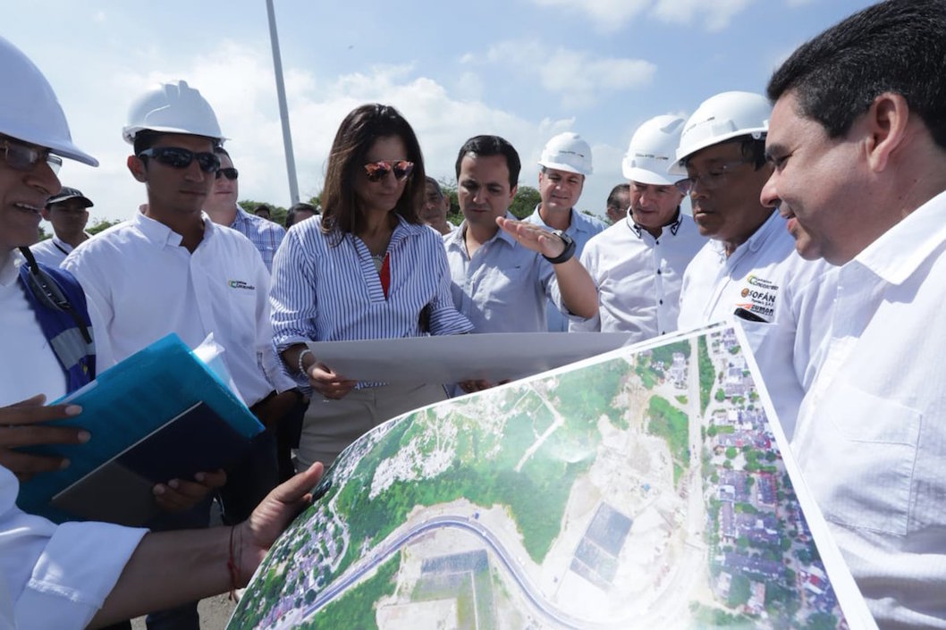 La Ministra Ángela María Orozco, revisando los planos del proyecto.