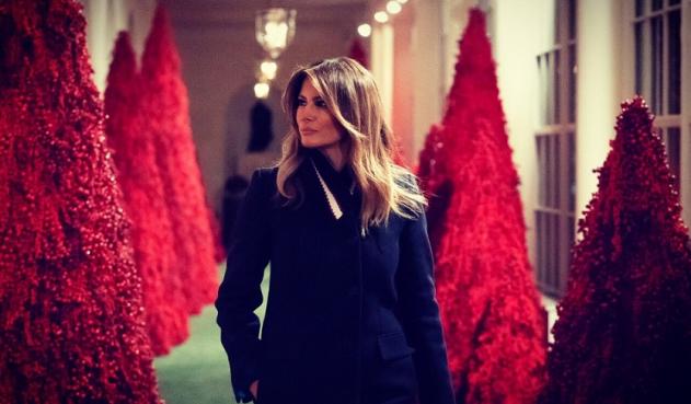 La Primera Dama de Estados Unidos dedicó la decoración con árboles rojos.