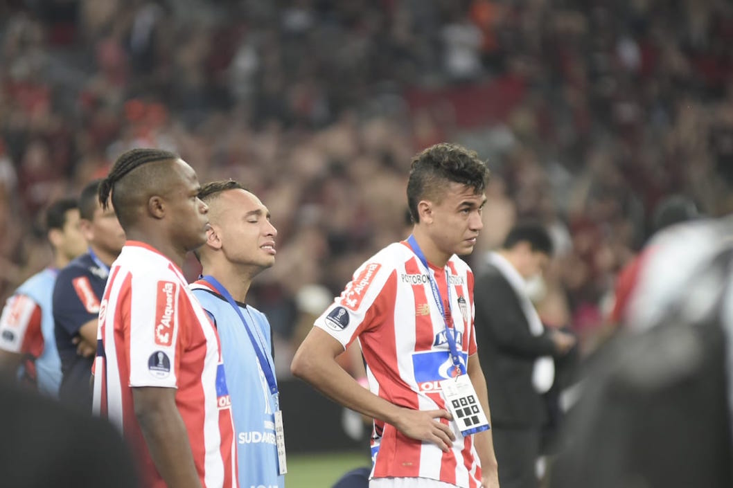 Jarlan Barrera llora al final del partido lamentando el penal que erró y que pudo significar el título de la Copa Sudamericana.