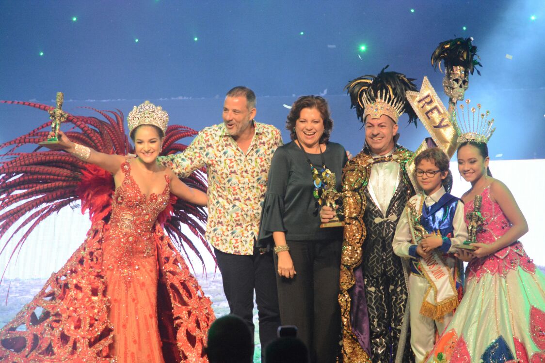 La monarquía carnavalera acompañados por Carla Celia y Juan José Jaramillo.