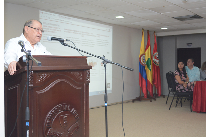 Ramón Pacheco Sánchez, Director del Programa de Derechos Humanos de la Universidad Libre Seccional Barranquilla, durante su discurso de apertura.