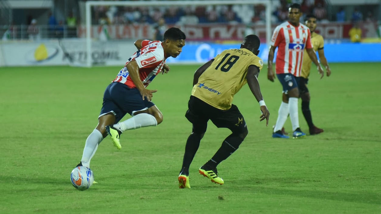 Teófilo Gutiérrez disputando el balón con Álvaro Angulo.
