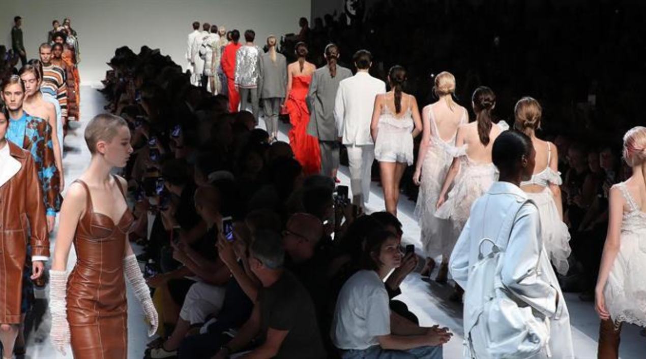 Modelos presentan las creations de Ermanno Scervino durante la Semana de la Moda en Milán.