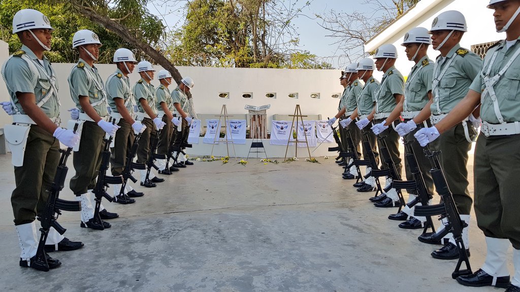 La formación que realizaron los uniformados, en homenaje a sus compañeros fallecidos. 