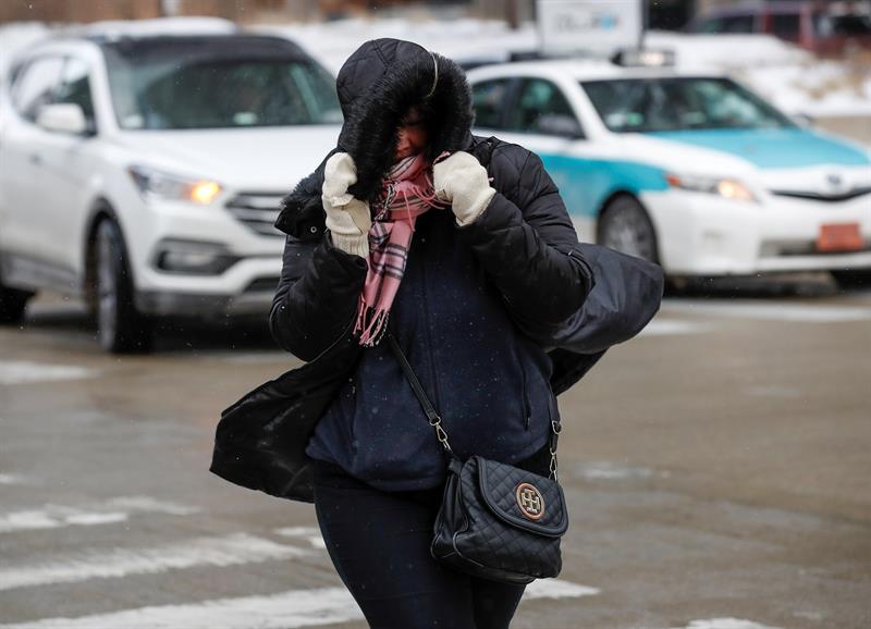  Una persona camina este martes durante la ola de frío polar, en Chicago, Illinois (EE. UU.). 