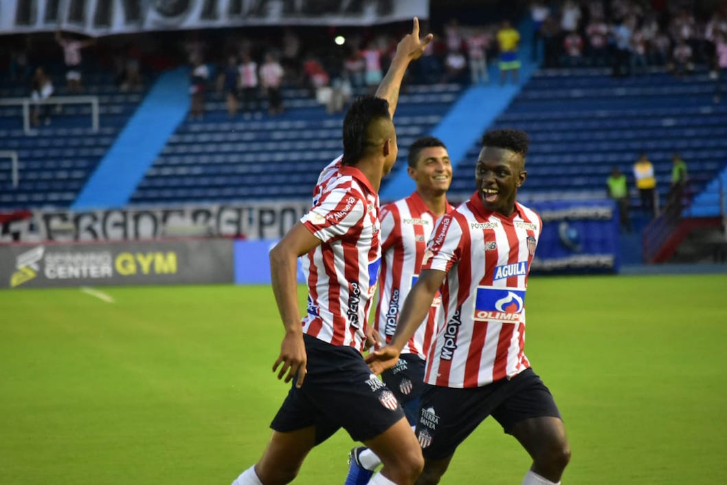 Tras el reinicio del partido, Luis 'El Chino' Sandoval celebra el gol de tiro penal.