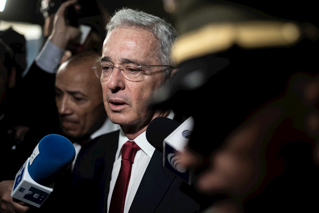 Álvaro Uribe en su ingreso al Palacio de Justicia.