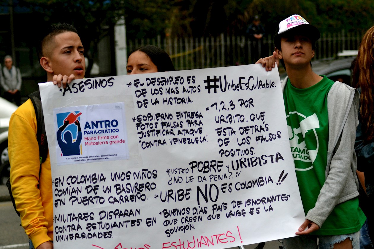 Con pancartas se cuestiona al expresidente Uribe.