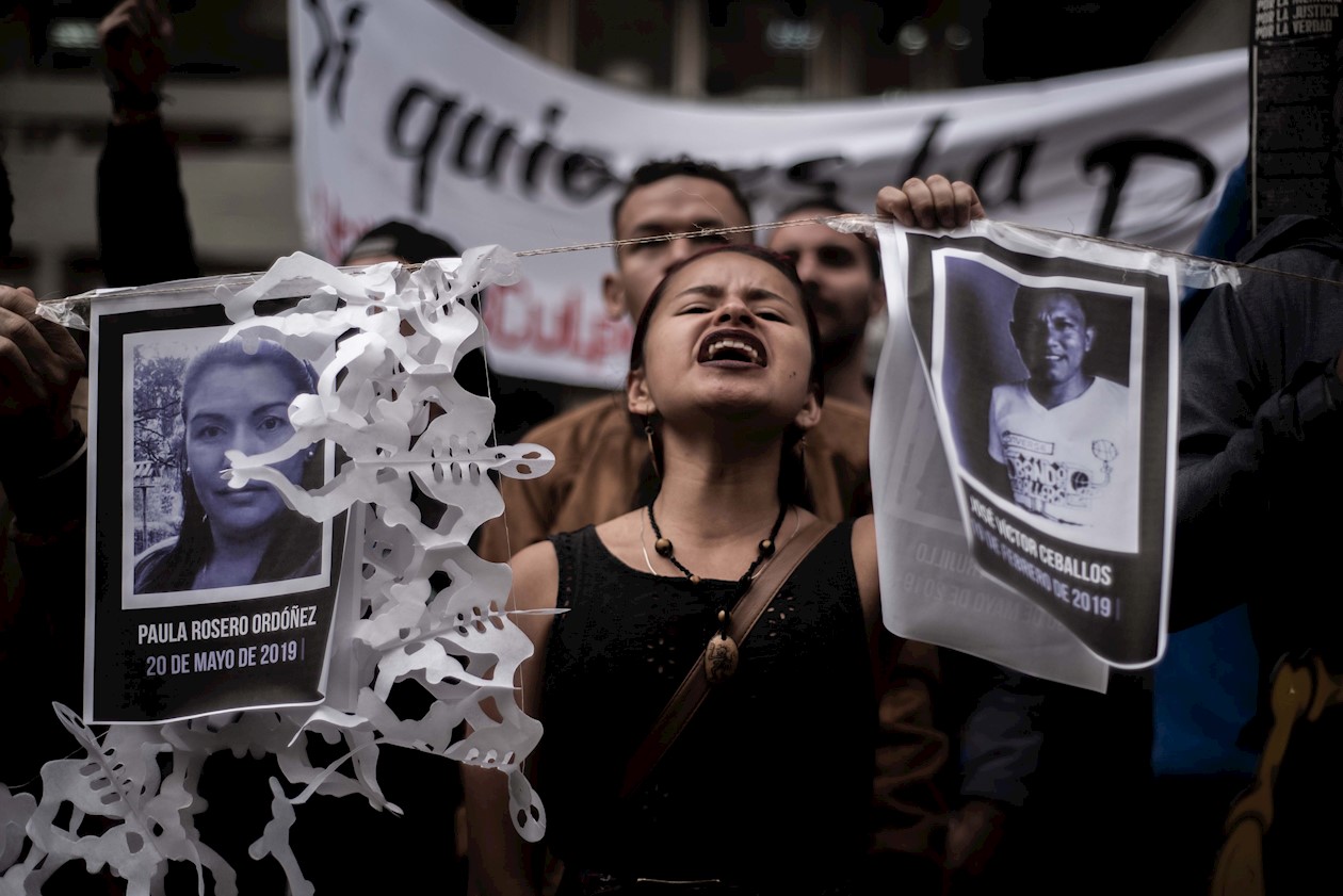 Familiares de líderes asesinados gritan contra Uribe.