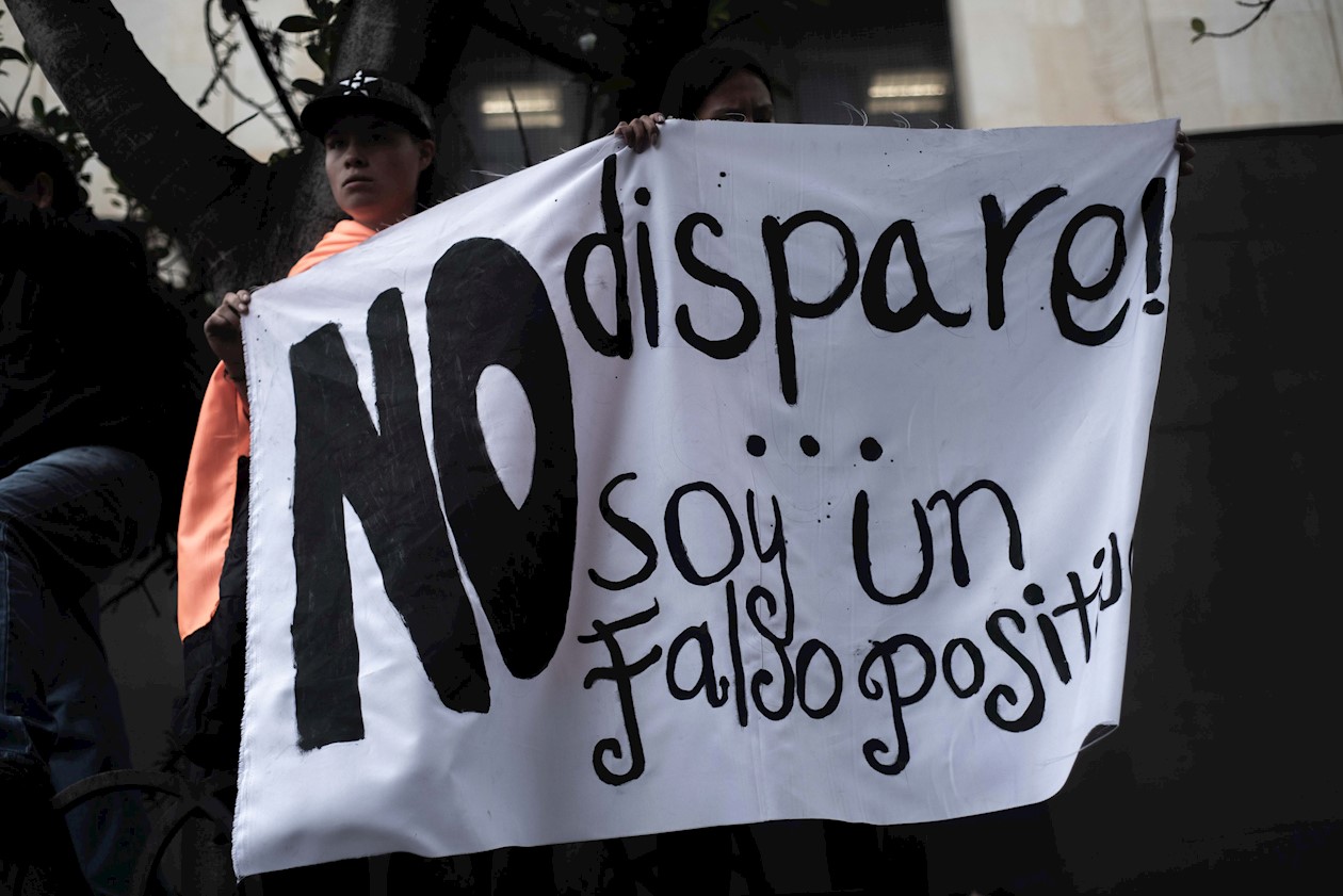 Detractores de Uribe llevaron pancartas al Palacio de Justicia recordando los 'Falsos Positivos'-