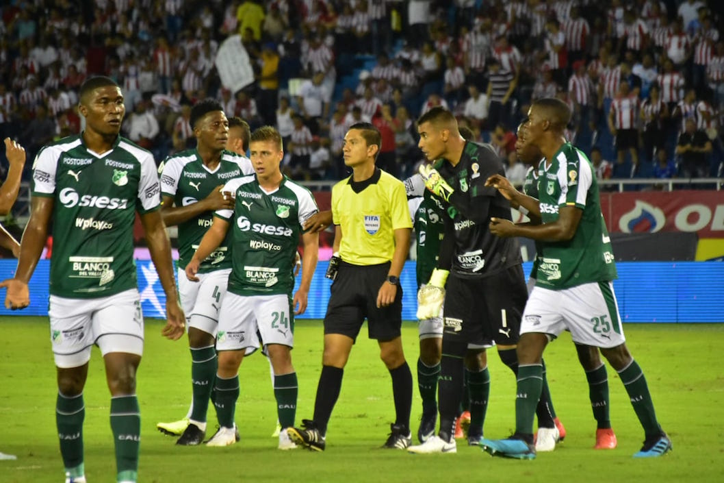 Jugadores del Deportivo Cali protestando el tiro penal sancionado por el árbitro.