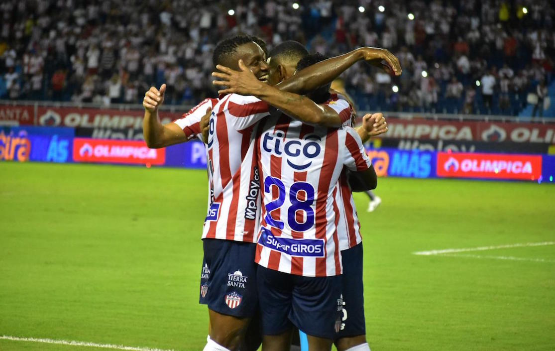 Luis Narváez celebrando el segundo gol con sus compañeros.