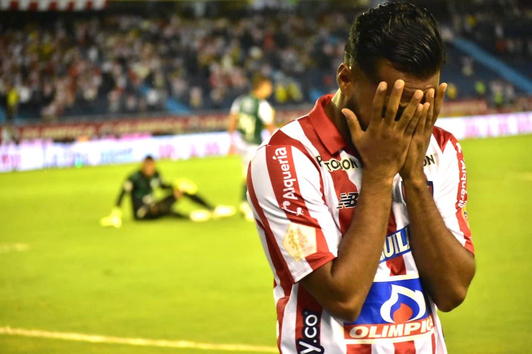 'Cariaco' González no pudo contener el llanto de emoción tras anotar el tercer gol juniorista.