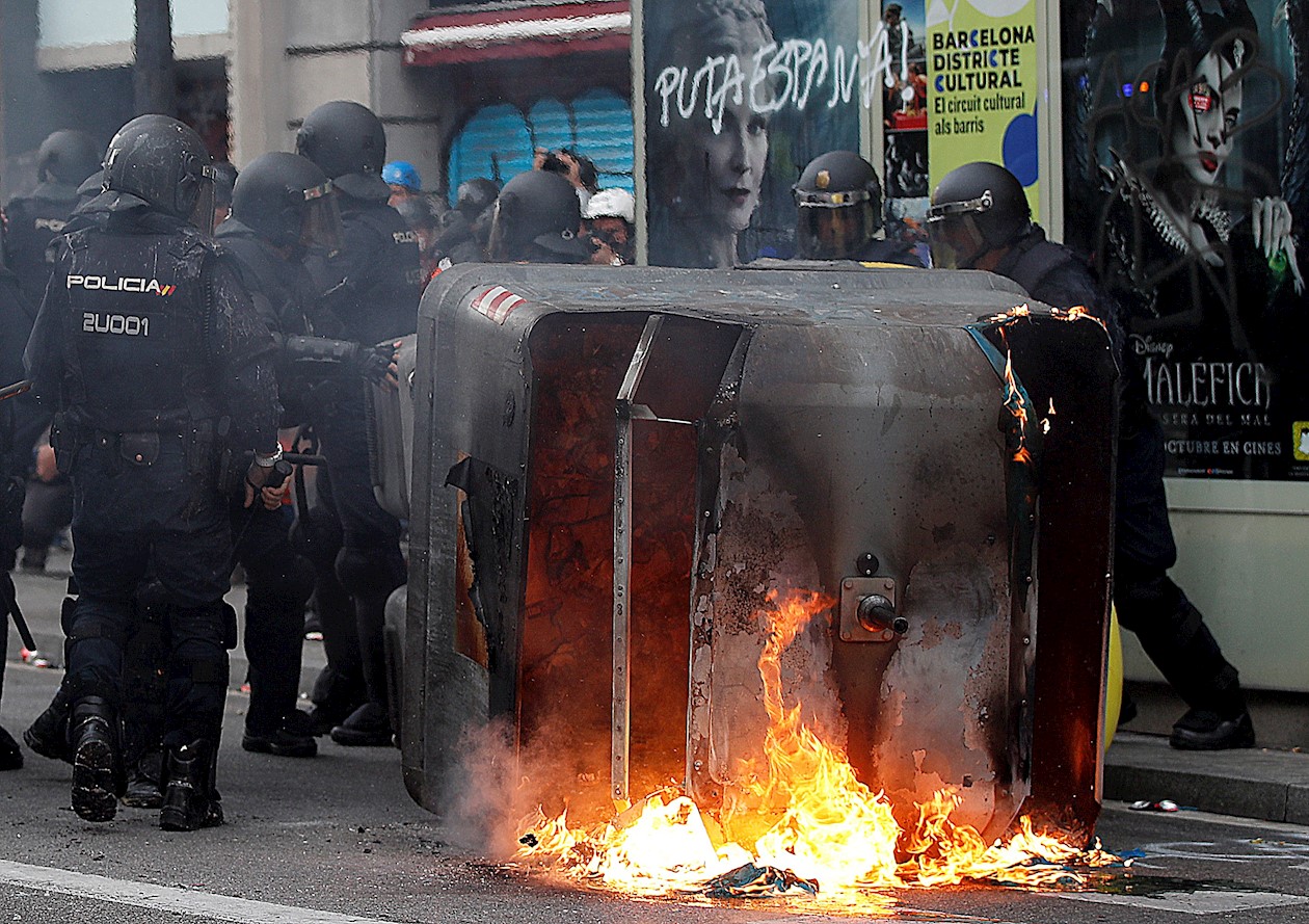 La Policía Nacional española cargó este viernes contra un grupo de radicales que lanzaron piedras y botellas y levantaron barricadas .
