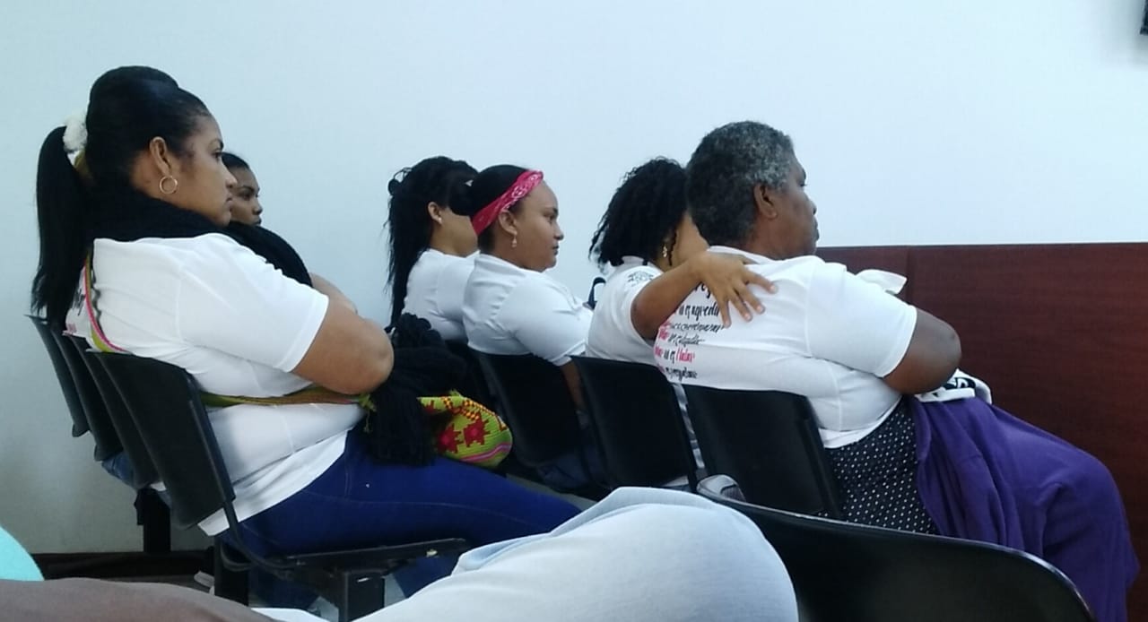 Familia de Sandra escuchando a cuantos años condenaban a Iván Barrios en la audiencia