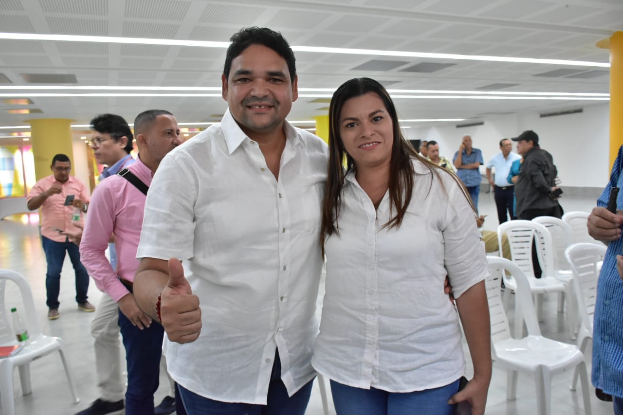 El alcalde electo Evaristo Olivero y la abogada Marisabella Romero.
