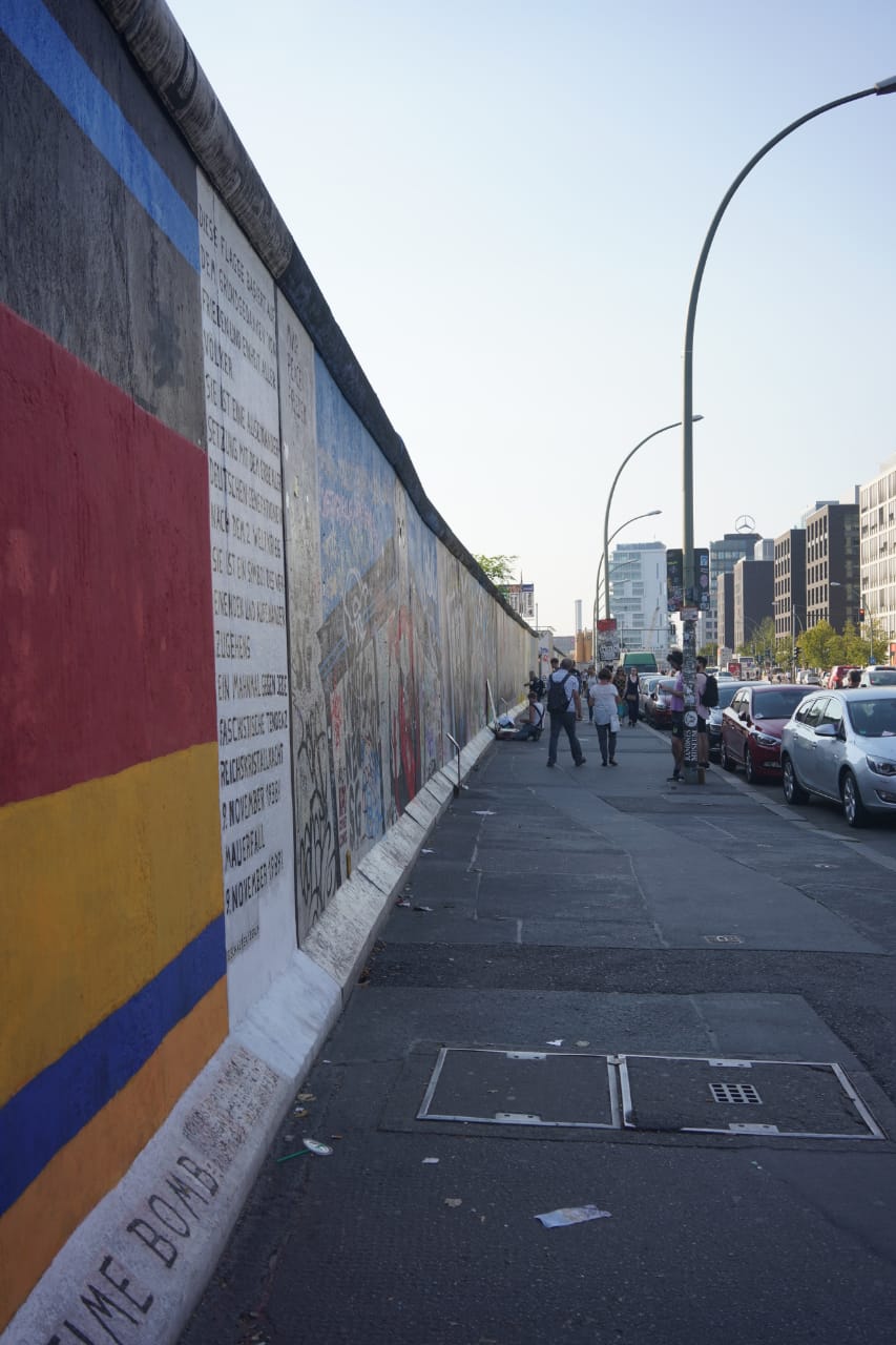 A esta parte del muro de Berlín llegan turistas a realizar fotografías.