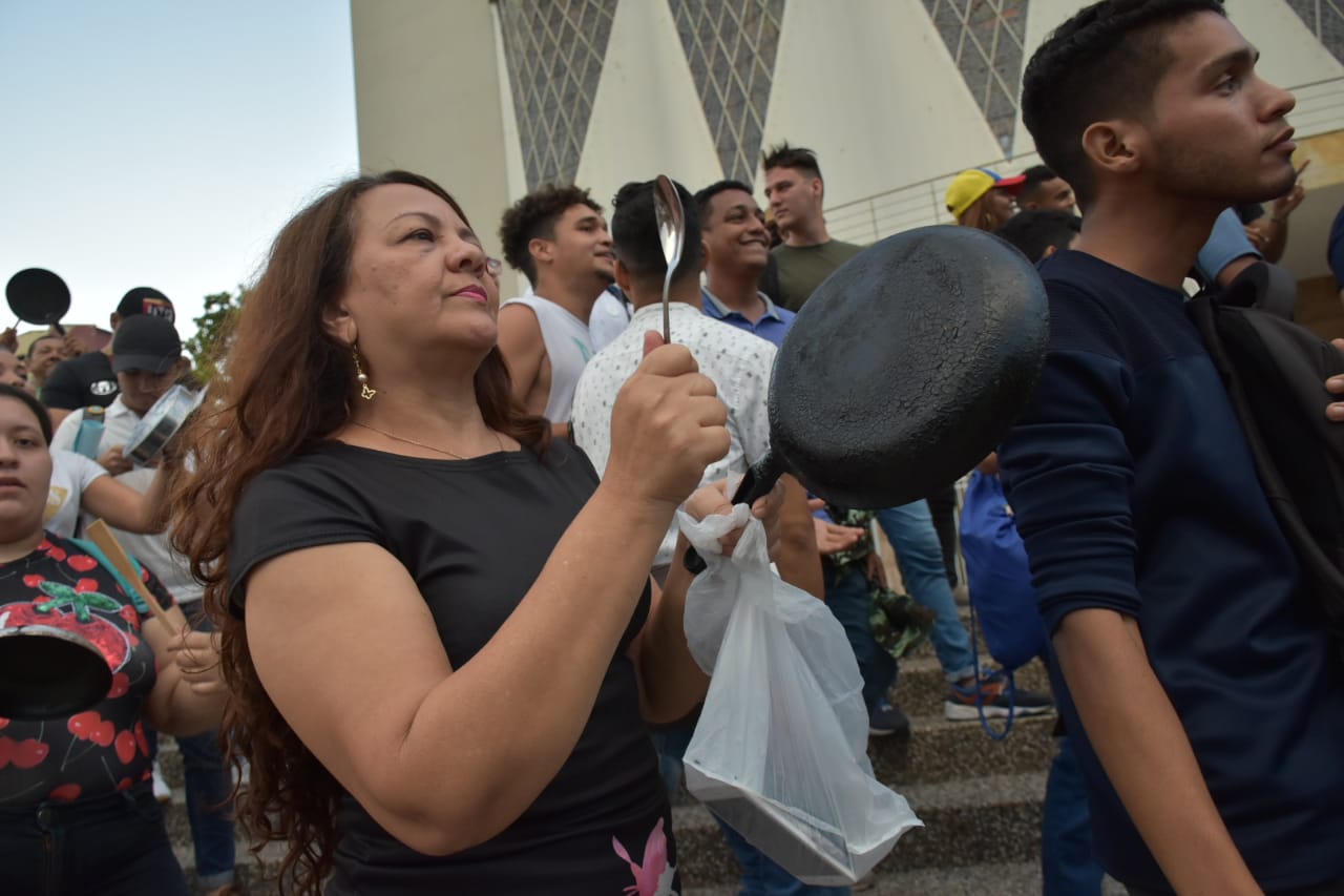 Las personas durante el cacerolazo en Barranquilla.