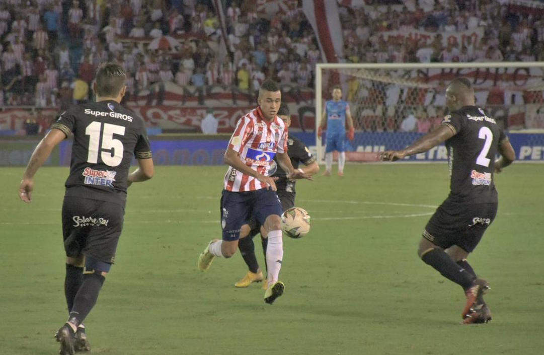 Víctor Cantillo en jugada ofensiva frente a Marlon Torres y Rafael Carrascal.