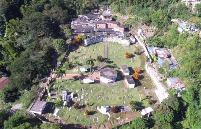 La  @JEP_Colombia  adelanta trabajos de prospección en el cementerio Las Mercedes de Dabeiba, dando como resultado, hasta la fecha, de la exhumación de siete cuerpos de presuntas víctimas de estos hechos. https://bit.ly/2YOIV02