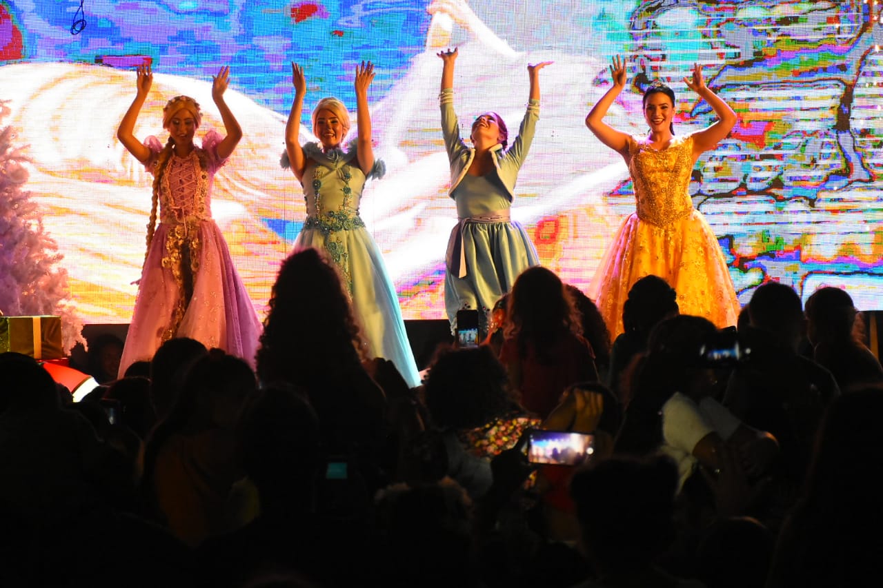 De izquierda a derecha, princesas: Rapunzel, Cenicienta, Anna y Bella.