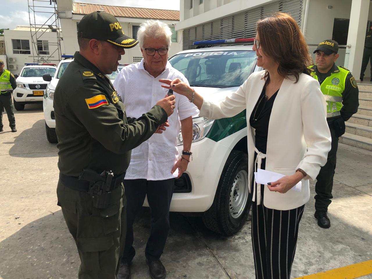 Entrega de las llaves de las camionetas al comandante operativo de la Policía Metropolitana, coronel Yecid Peña; y al alcalde de Soledad, Joao Herrera. 