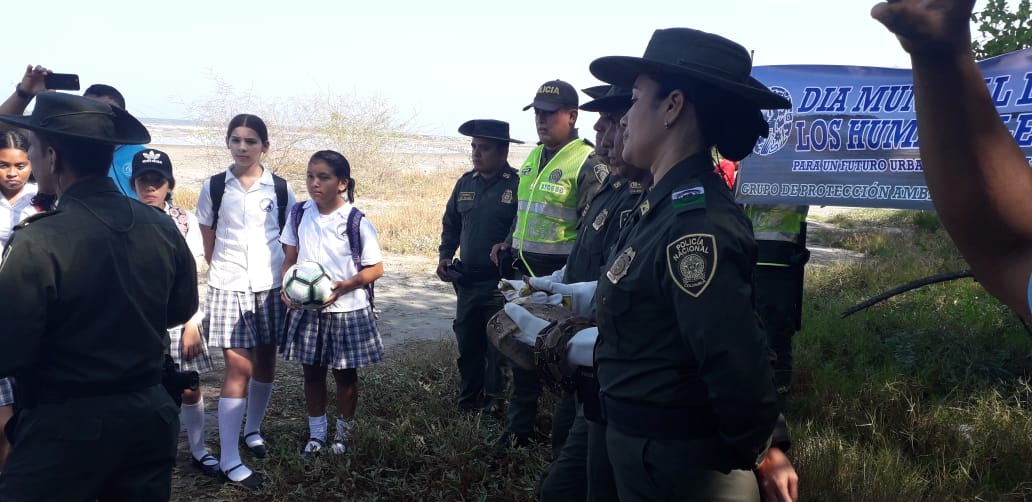 Policía Ambiental y estudiantes de la Institución Educativa María Mancilla Sánchez, de Puerto Colombia, en la celebración del Día Mundial de los Humedales.