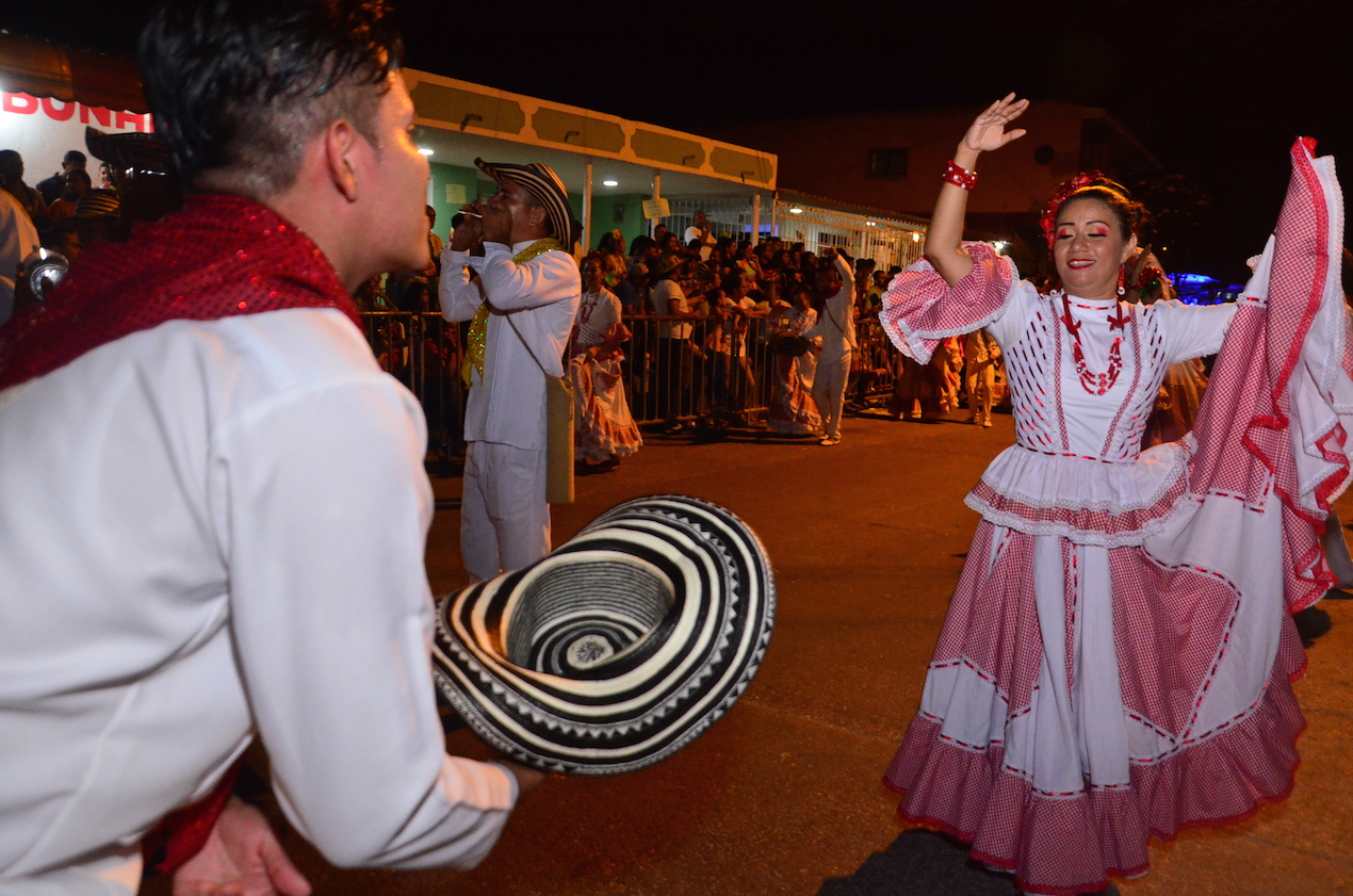 Una pareja baila la cumbia, durante la Guacherna de Soledad.