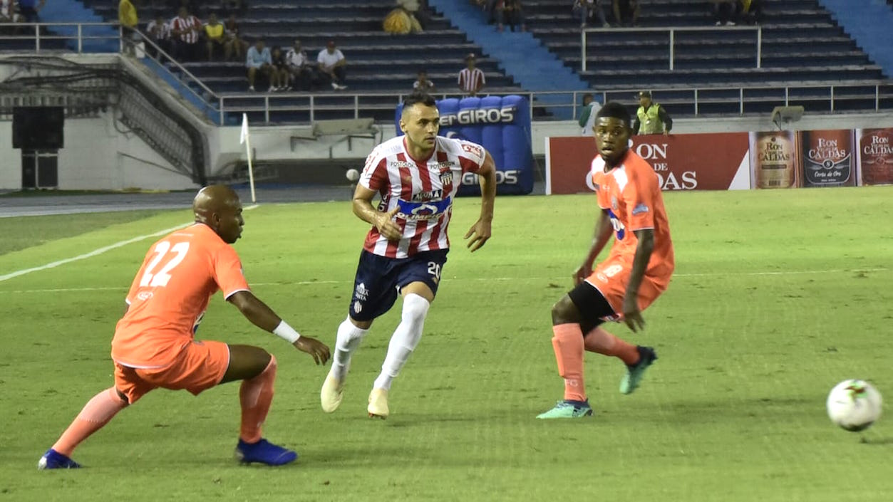 Marlon Piedrahita en jugada ofensiva frente a Juan Mosquera y Nicolás Giraldo.