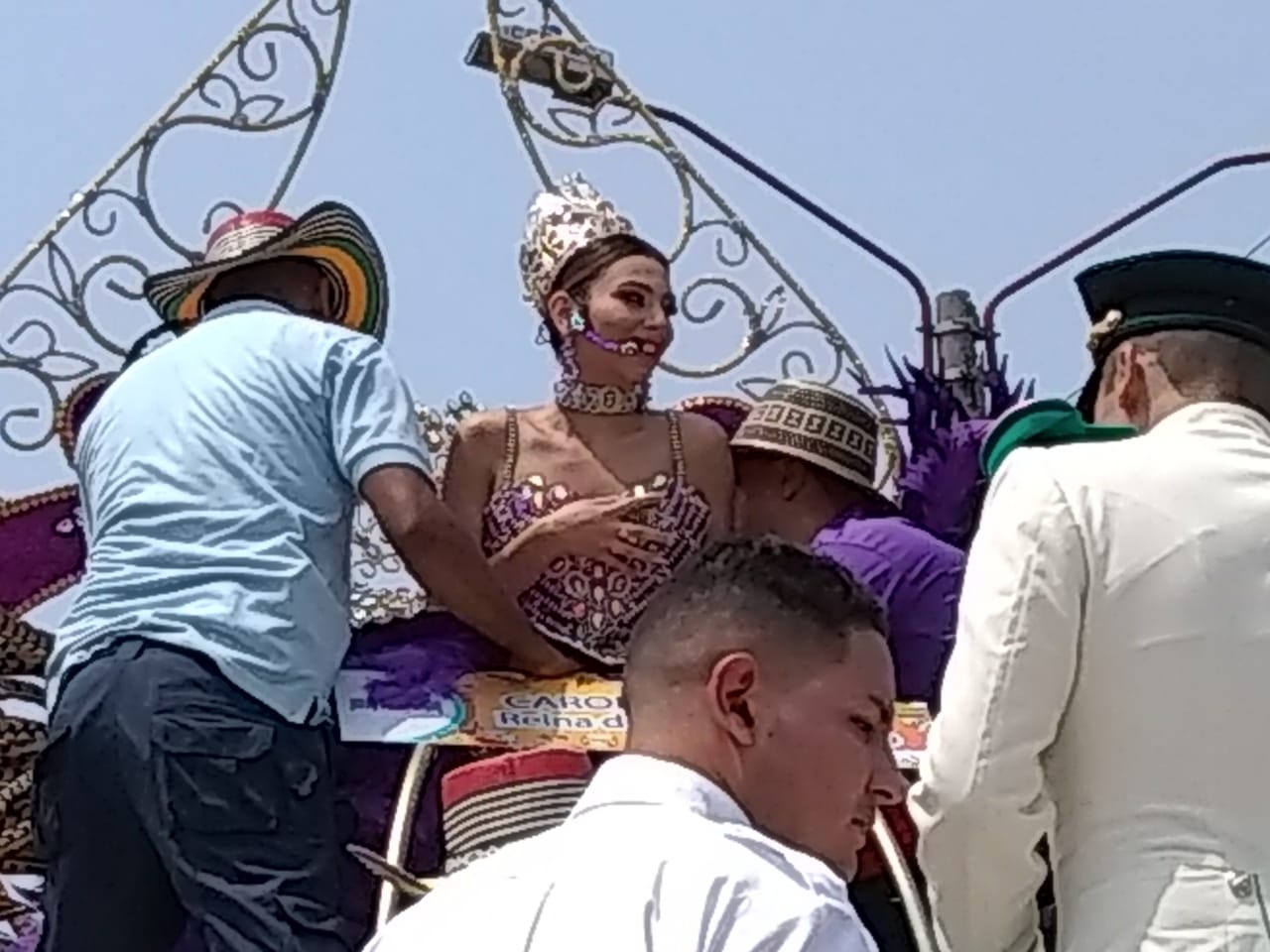 Momento en que era acondicionada en su carroza la Reina del Carnaval 2019, Carolina Segebre.