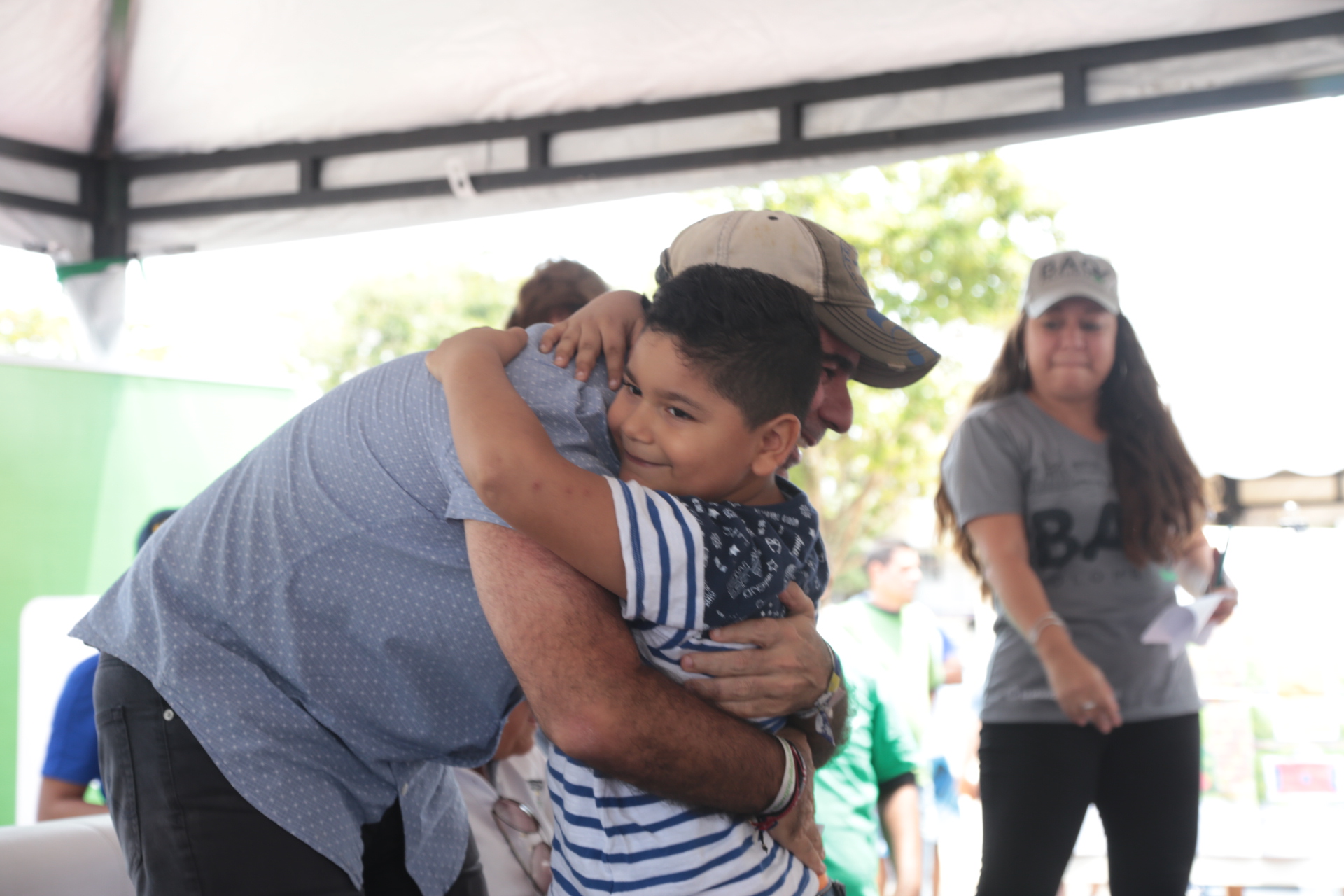 Un niño emocionado abraza al Alcalde Char porque ya podrá tener un buen parque en su sector.