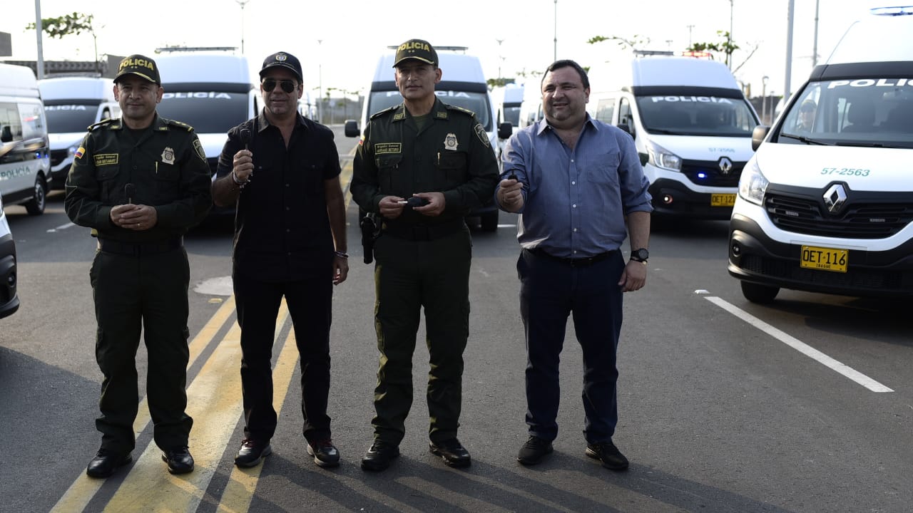 General Hernán Bustamante, comandante de la Policía Regional 8; el alcalde de Barranquilla, Alejandro Char; el general Mariano Botero, comandante de la Policía Metropolitana; y Yesid Turbay, jefe de la Oficina de Seguridad Ciudadana del Distrito. 
