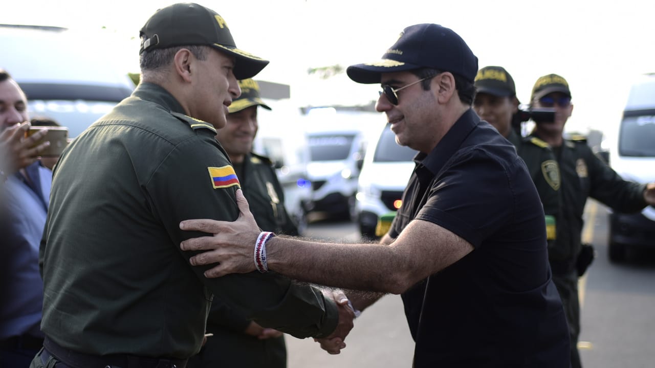El general Mariano Botero, comandante de la Policía Metropolitana; y el alcalde Alejandro Char.