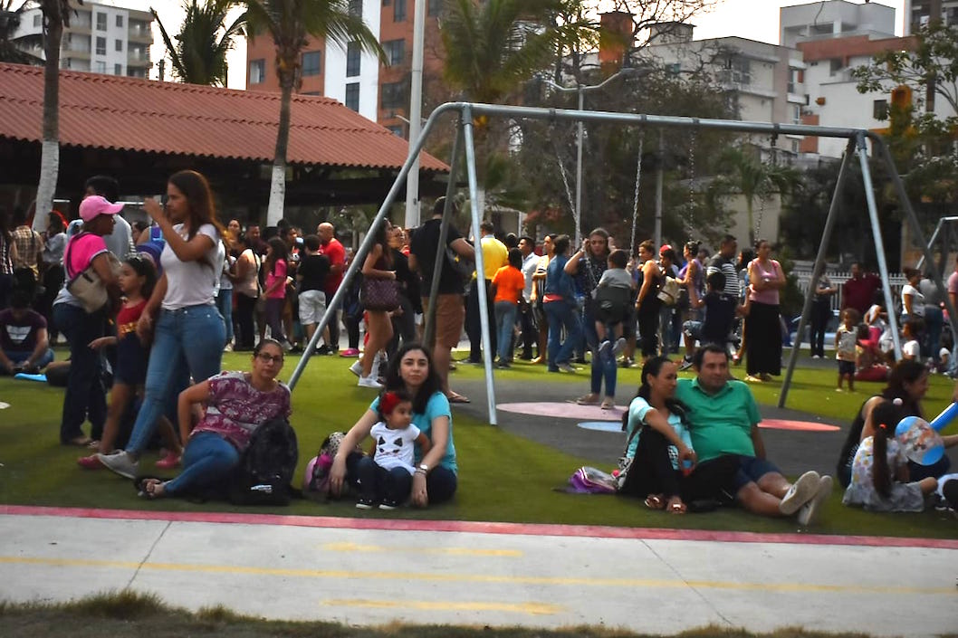 Público asistente a la inauguración del Parque Venezuela.
